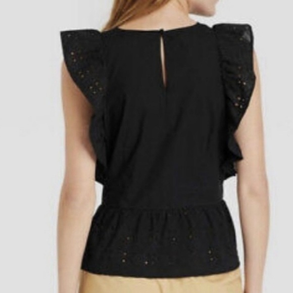 Who What Wear - sleeveless top with eyelet Size Medium. - Picture 2 of 9